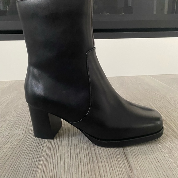 New Blondo Daniela waterproof booties. Size 9, but fits closer to a size 8.5 - Picture 3 of 6